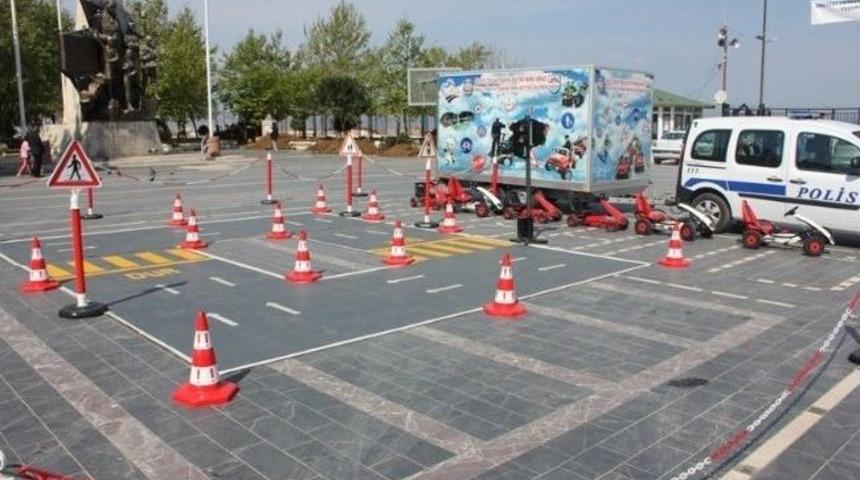 Sim&uuml;lat&ouml;rde Savrulan S&uuml;r&uuml;c&uuml;ler Emniyet Kemerinin &Ouml;nemini Anladı