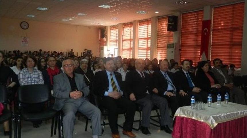 Kırklareli'de Ortaokullu Gen&ccedil;ler Kutlu Doğum Haftasını Kutladı