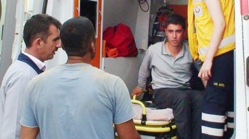 &Ouml;ğrencilerin Kavgası Kanlı Bitti: 1 Yaralı