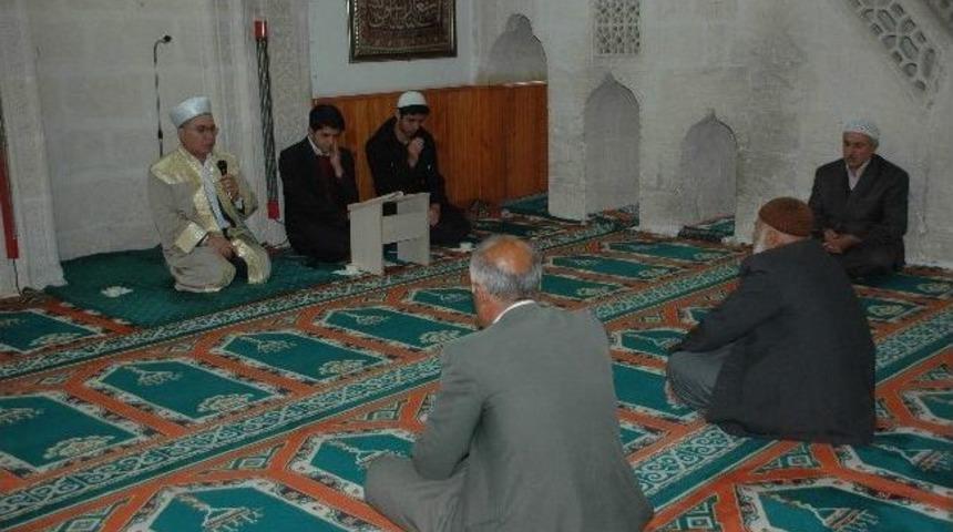 Turgut &Ouml;zal İ&ccedil;in Mevlit