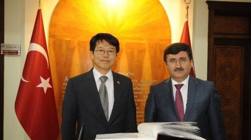 Vali &Ouml;z, Kore Cumhuriyeti B&uuml;y&uuml;kel&ccedil;isini Kabul Etti