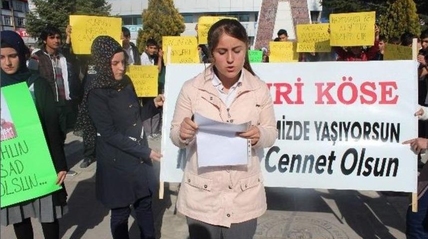 Cinayetlerin Son Bulması İ&ccedil;in D&ouml;viz Ve Pankart A&ccedil;tılar