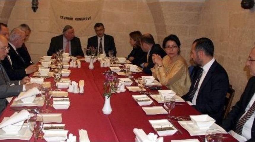 Başkan G&uuml;ven&ccedil;, Fransa Heyetiyle Buluştu