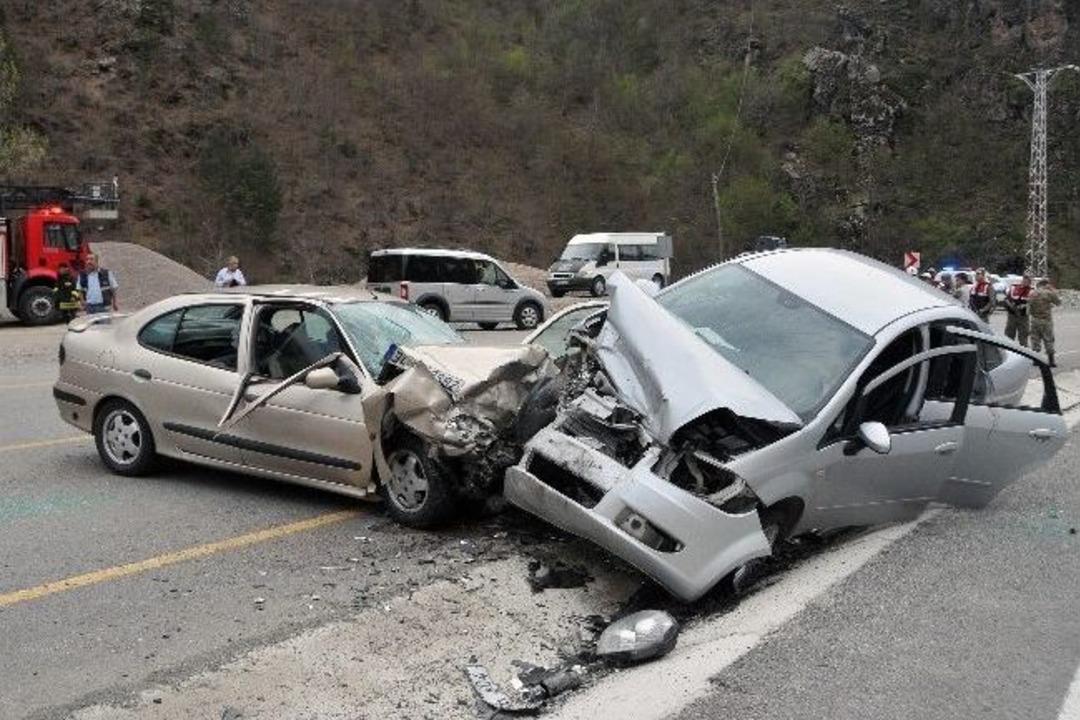 G&uuml;m&uuml;şhane&rsquo;de Feci Kaza: 2 &Ouml;l&uuml;, 3 Yaralı