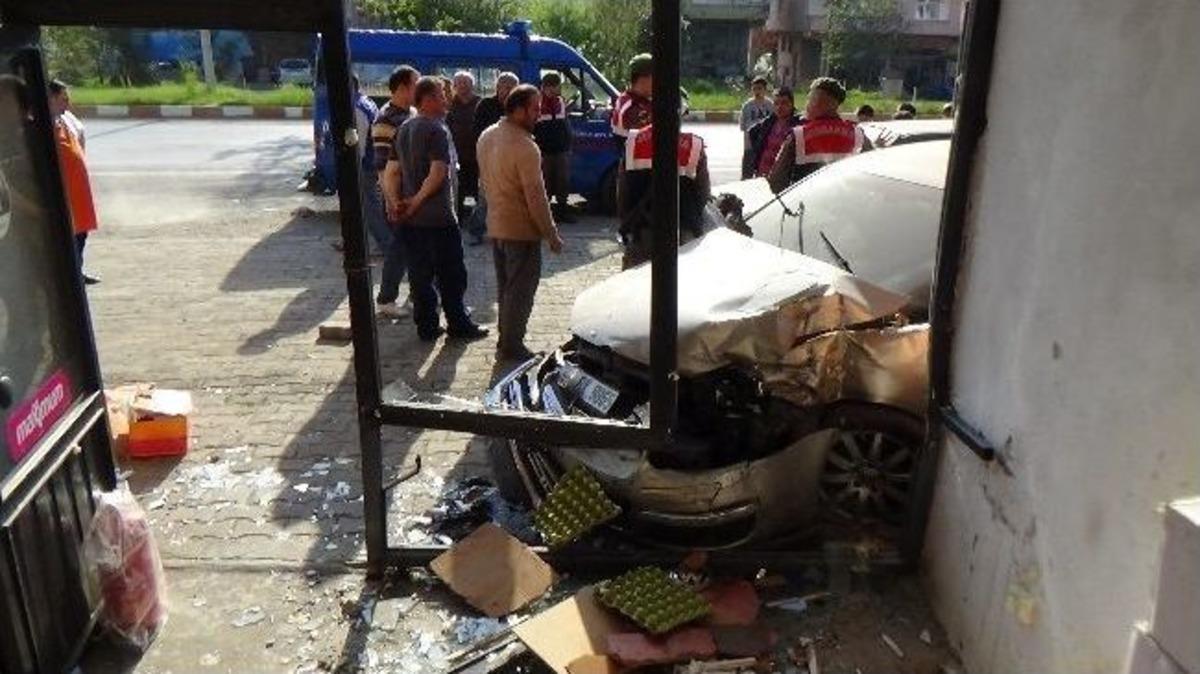 Kontrolden &Ccedil;ıkan Otomobil İşyerine Girdi: 2 Yaralı