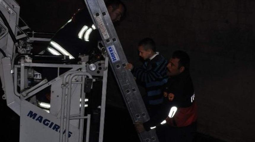 (&ouml;zel Haber) Kanala D&uuml;şen Otomobilde &Ouml;l&uuml;mden D&ouml;nd&uuml;ler