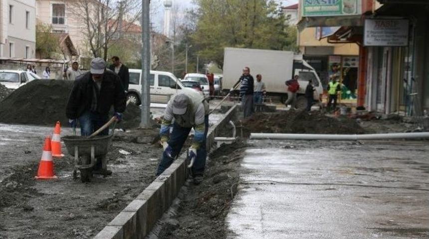 Asfalt Ve Kaldırım &Ccedil;alışmaları Devam Ediyor