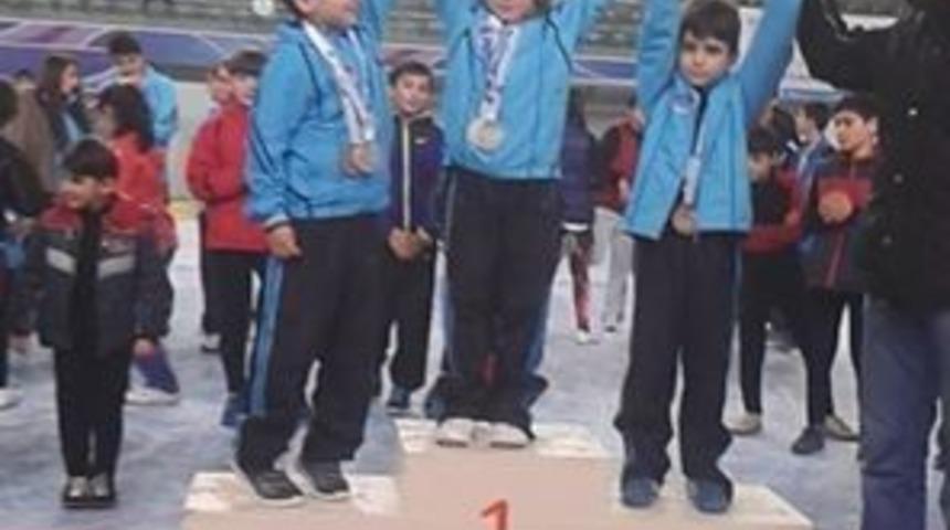 8 Yaşındaki Yusuf T&uuml;rkiye Şampiyonasında 2 Altın 1 G&uuml;m&uuml;ş Madalya Kazandı