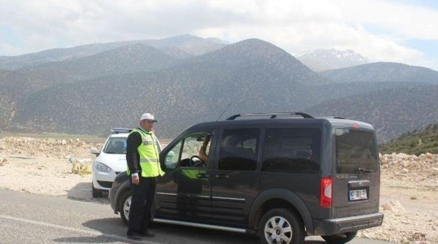 Korkuteli&rsquo;nde Polis Yol Kontrollerine Devam Ediyor