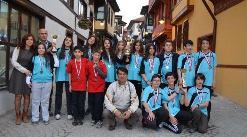 Mehmet Gedik Ortaokulu Madalyaları Topladı