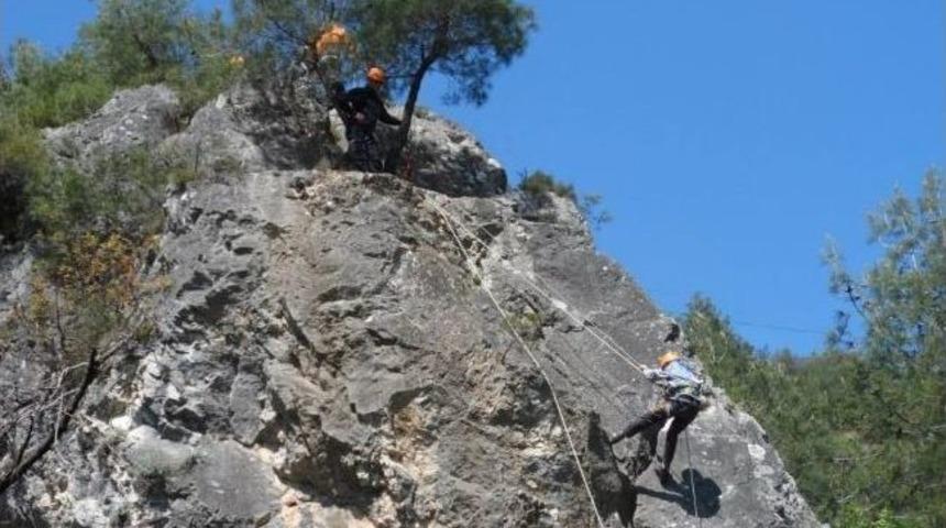 Yetiştirme Yurdundaki Gen&ccedil;ler Kayalara Korkusuzca Tırmandılar