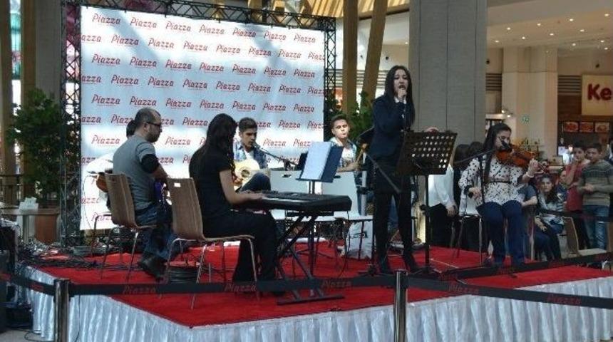 Gen&ccedil; M&uuml;zisyenler Piazza'da Coştu, Coşturdu