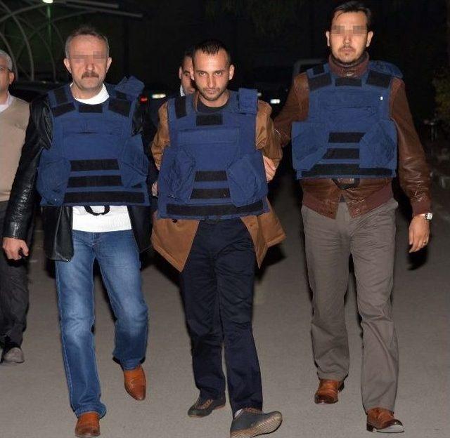 Silahla &Ouml;ld&uuml;r&uuml;len Gencin Cesedi Yol Kenarında Bulundu 2