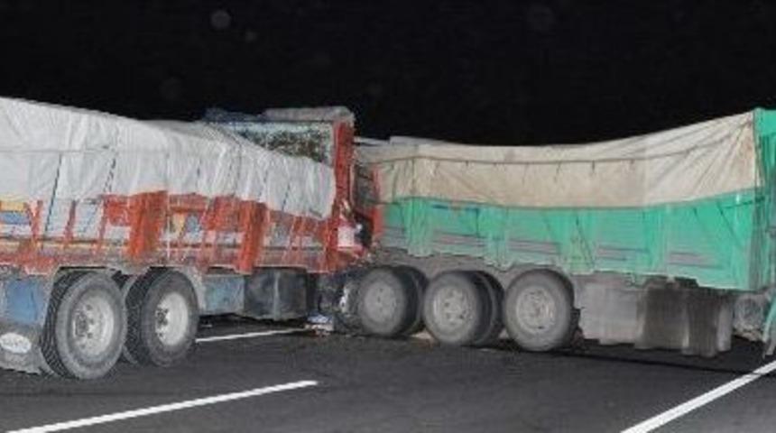 Aksaray'da İki Kamyon &Ccedil;arpıştı: 1 Yaralı