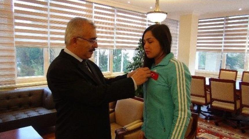 Milli G&uuml;reş&ccedil;i Şahin'e, Vali Duruer'den Cumhuriyet Altını