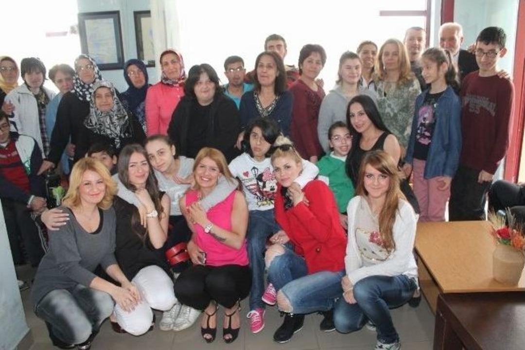 Mankenler Spastik &Ccedil;ocuklarla Buluştu