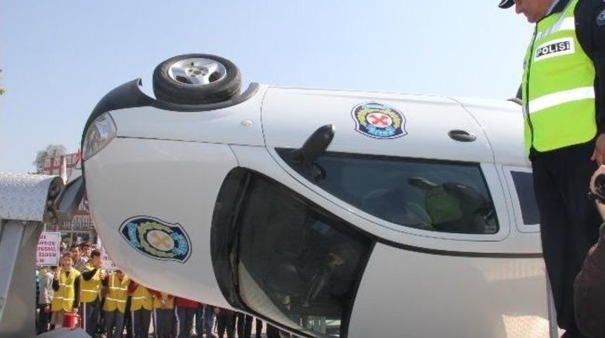 Sim&uuml;lat&ouml;rde Savrulan S&uuml;r&uuml;c&uuml;ler Emniyet Kemerinin &Ouml;nemini Anladı