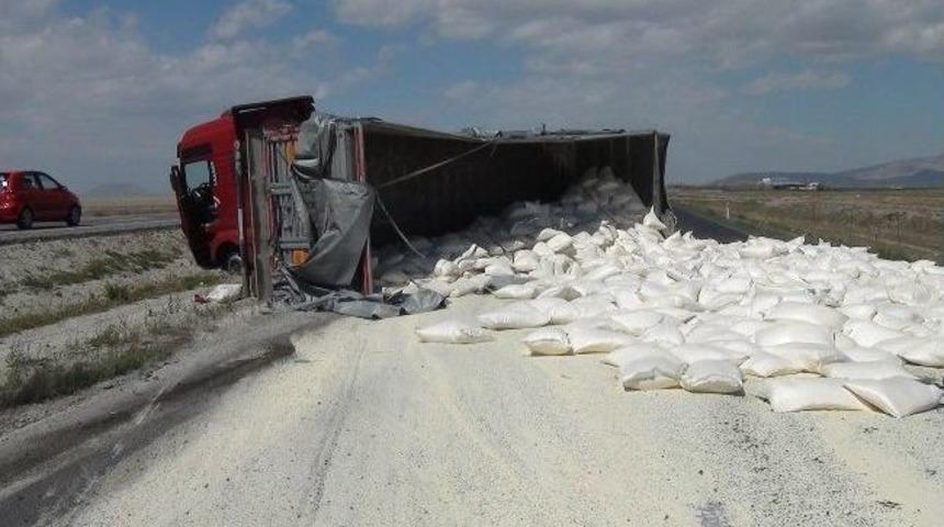 Konya'da Un Y&uuml;kl&uuml; Tır Devrildi: 2 Yaralı