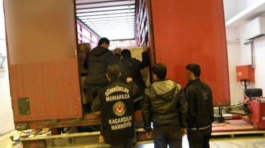 8 Ka&ccedil;ak G&ouml;&ccedil;men Tır'larda Yakalandı