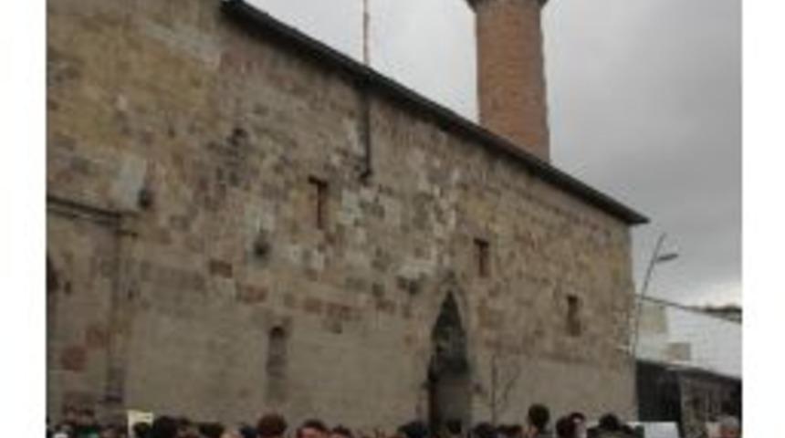 Diyanet İşleri Başkanı Mehmet G&ouml;rmez, Erzurum&rsquo;da Cuma Namazını Kıldırdı