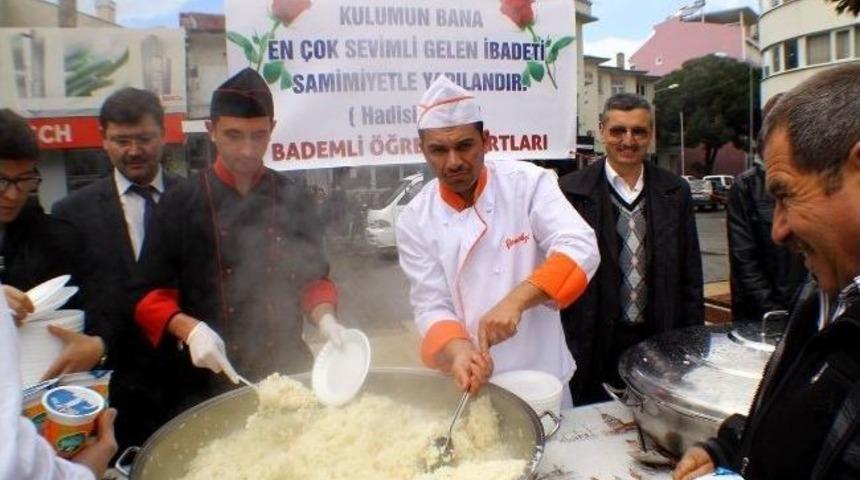 Edremit&rsquo;te Kutlu Doğum Pilavı Dağıtıldı