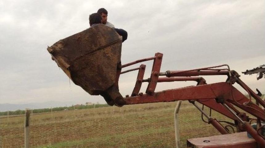 İnşaatın &Ccedil;atısını Onarırken D&uuml;şen Şahsı, Afad Ekipleri İş Makinesi İle Kurtardı