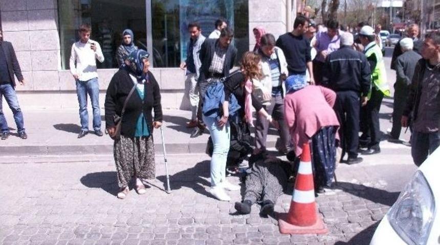 Minib&uuml;s&uuml;n &Ccedil;arptığı Kadın Yaralandı