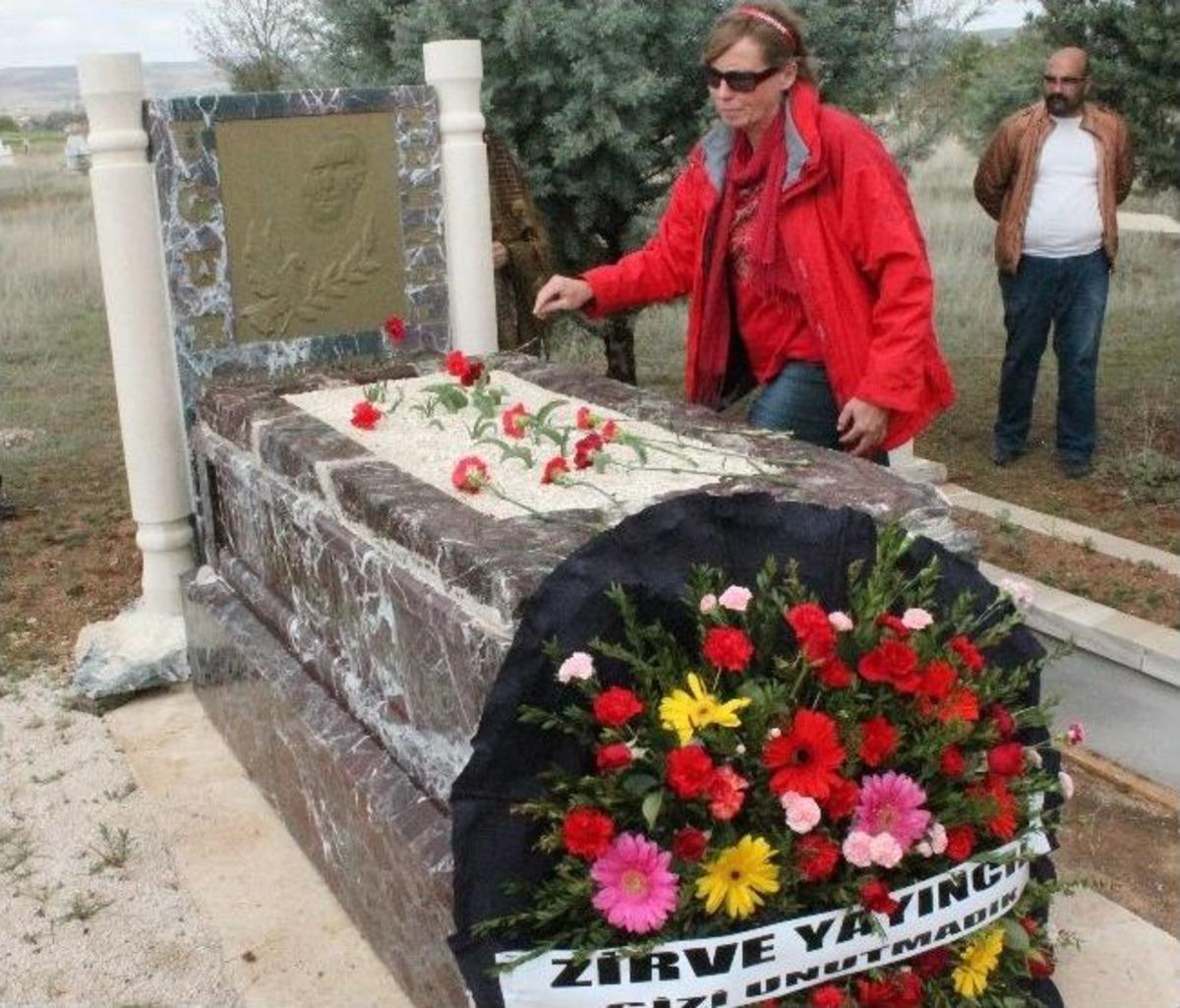 Zirve Yayınevi'nde &Ouml;ld&uuml;r&uuml;len Uğur Y&uuml;ksel Mezarı Başında Anıldı