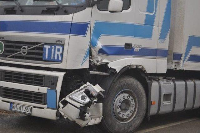 100 Metre Arayla İki Trafik Kazası: 1 &Ouml;l&uuml;, 6 Yaralı 3