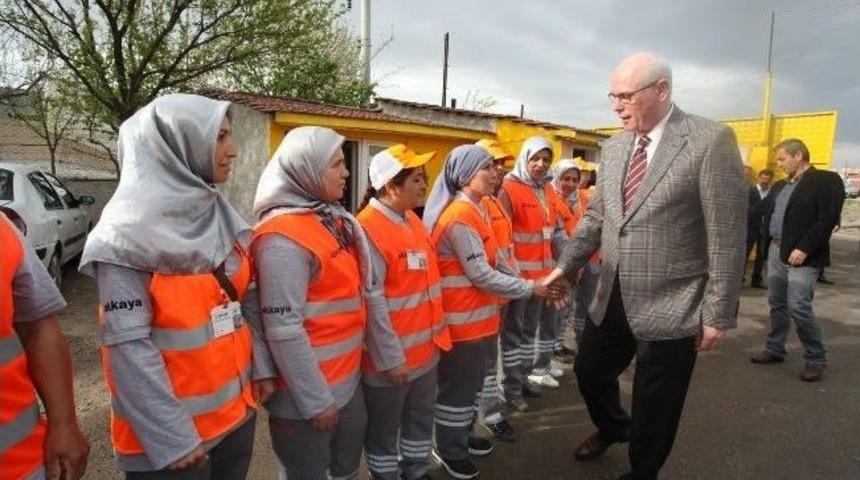 Başkan Kurt, Temizlik İşleri Personelini Ziyaret Etti