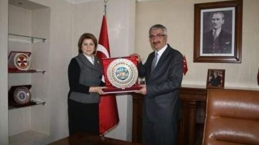 Azerbaycan Eğitim M&uuml;steşarı Vali Kılı&ccedil;&rsquo;ı Ziyaret Etti