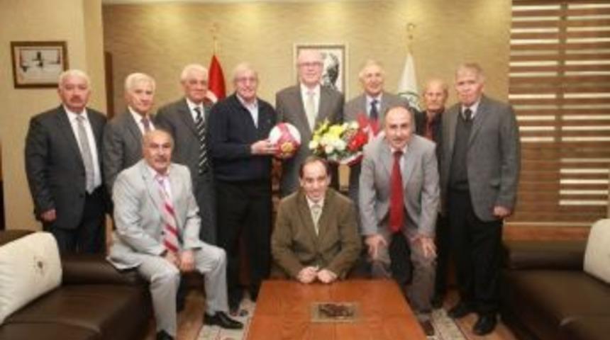 Eskişehirspor&rsquo;un Emektar Futbolcularından Başkan Kurt&rsquo;a Ziyaret