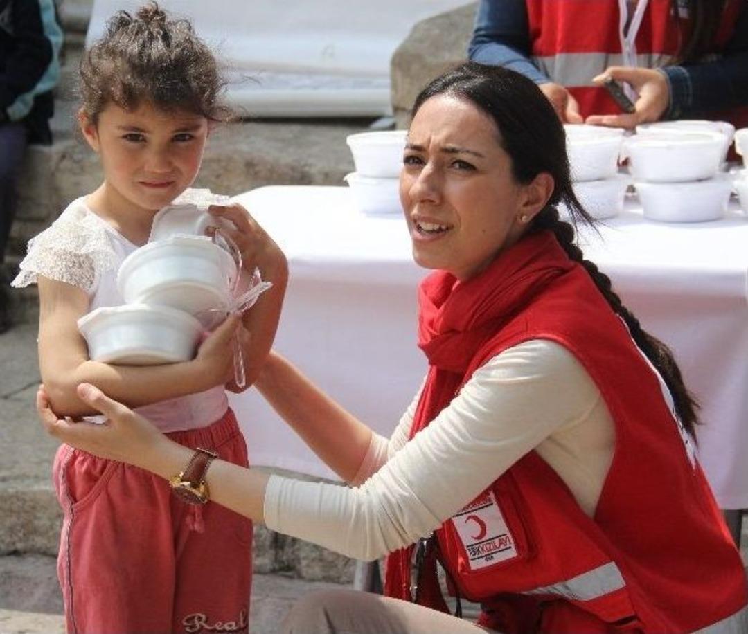 Kızılay Cuma Namazı'ndan &Ccedil;ıkanlara Pilav Dağıttı
