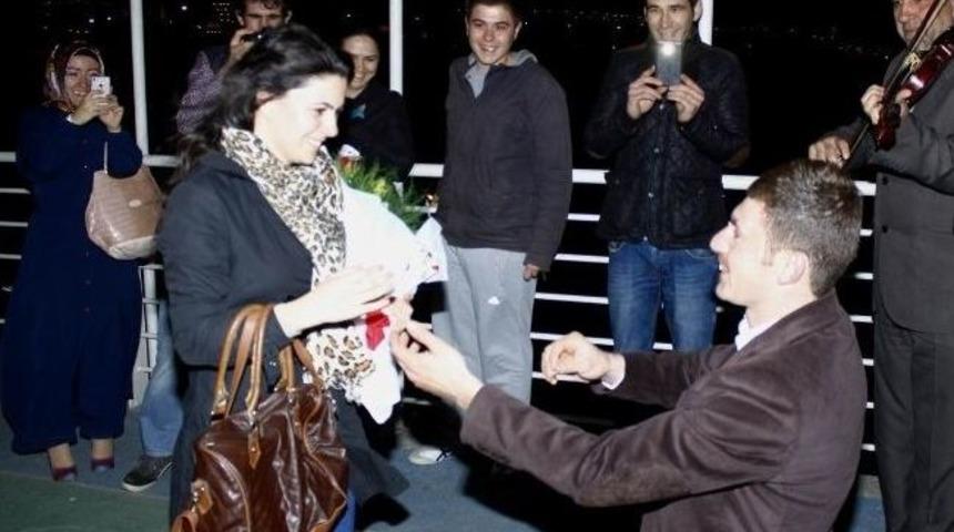Aşk K&ouml;pr&uuml;s&uuml;nde Evlenme Teklifi
