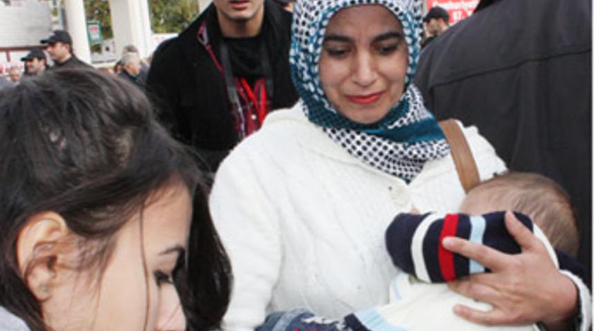 Sokak ortasında para dağıttı