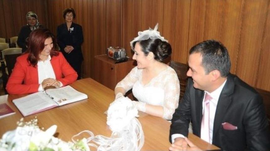 &Ccedil;er&ccedil;ioğlu, B&uuml;y&uuml;kşehir Başkanı Olarak İlk Nikahını Kıydı