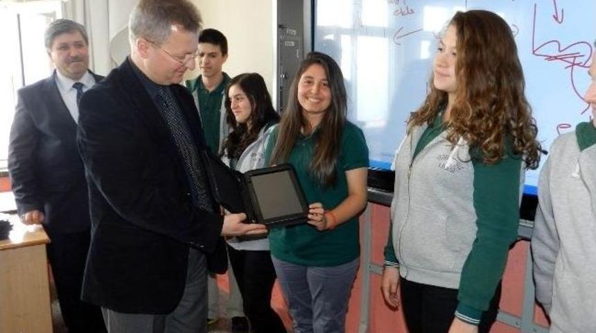 Erdek'li &Ouml;ğrenciler Tabletlerine Kavuştu