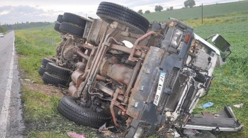 Karabiga Yolunda Beton Mikseri Kaza Yaptı