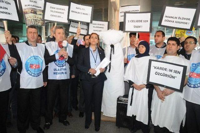 Havalimanında Mısır İçin Darağaçlı Eylem