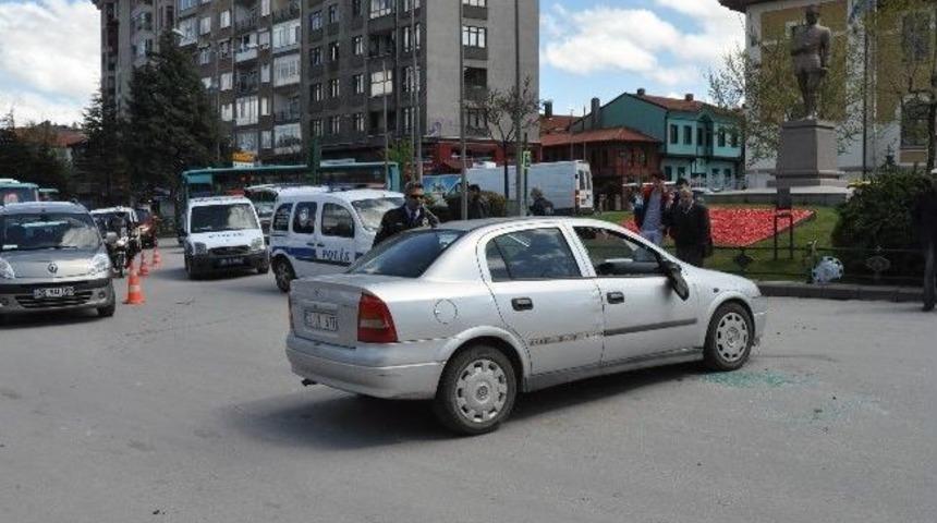 Atat&uuml;rk Kavşağında Trafik Kazası, 2 Yaralı