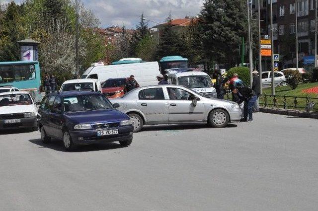 Atatürk Kavşağında Trafik Kazası, 2 Yaralı