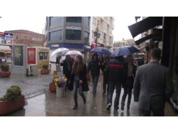 Ani Bastıran Yağmur Seyyar Satıcılarına Yaradı