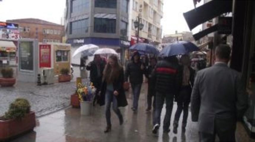 Ani Bastıran Yağmur Seyyar Satıcılarına Yaradı