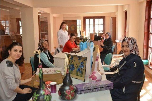 Osmanlı El Sanatları Kadın Eliyle Yeniden Hayat Buluyor