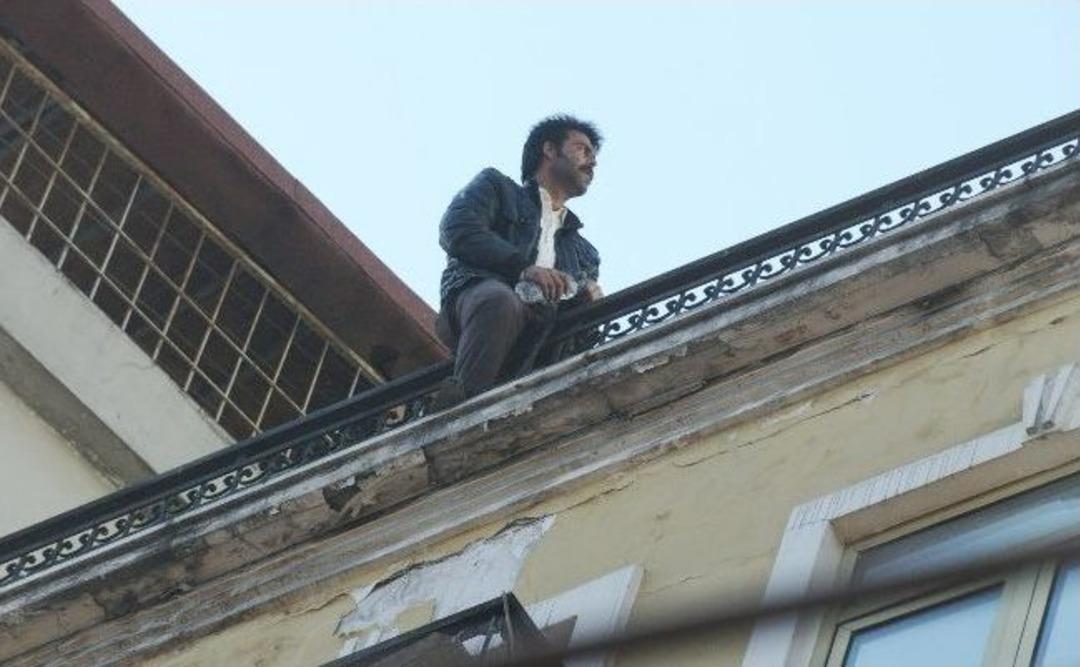 İstiklal Caddesi&rsquo;nde İntihara Kalkışan Şahıs İkna Edildi