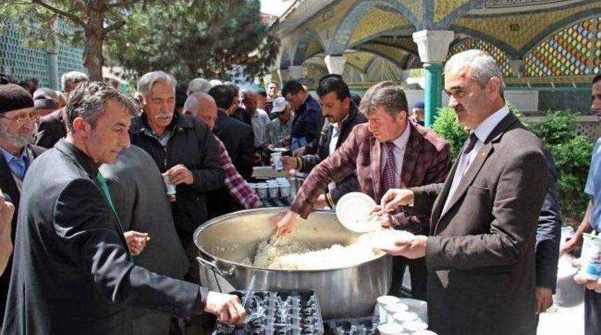 Başkan Karataş Kutlu Doğum Haftası'nda Pilav Dağıttı