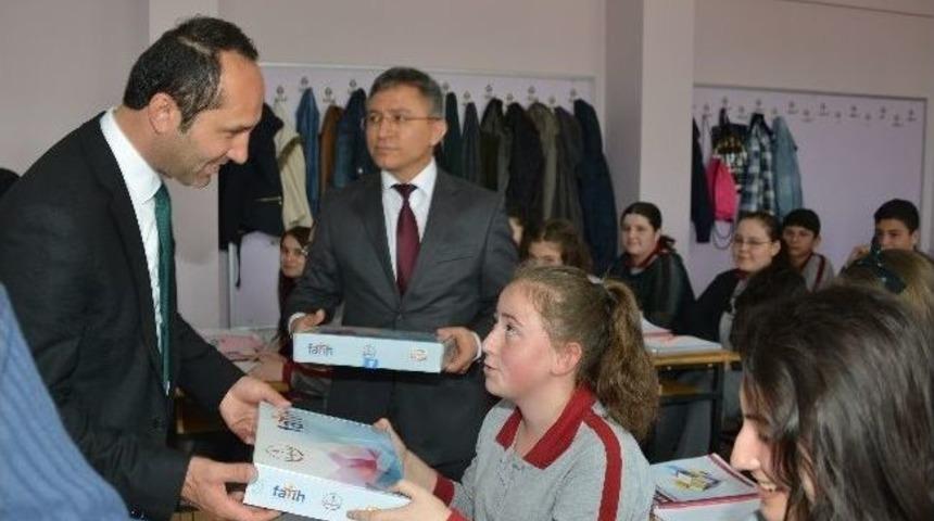 &Uuml;nye&rsquo;de Tablet Dağıtımına Başlandı