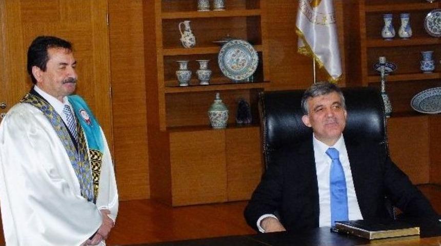 Cumhurbaşkanı G&uuml;l, Dumlupınar &Uuml;niversitesi'ni Ziyaret Etti