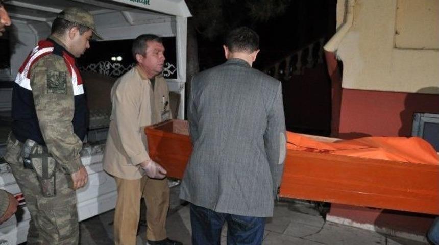 Annesi İle İlişkisi Olduğu İddia Edilen Komşusunu &Ouml;ld&uuml;rd&uuml;