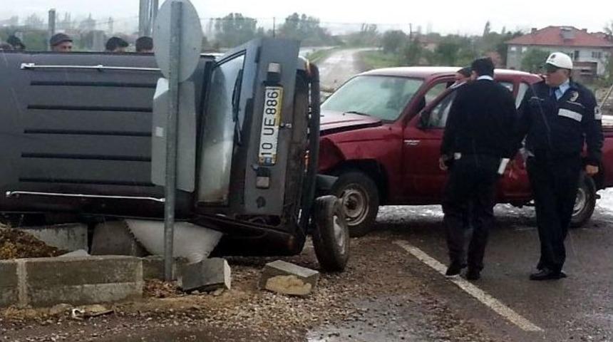 Bigadi&ccedil;'te Trafik Kazası: 3 Yaralı